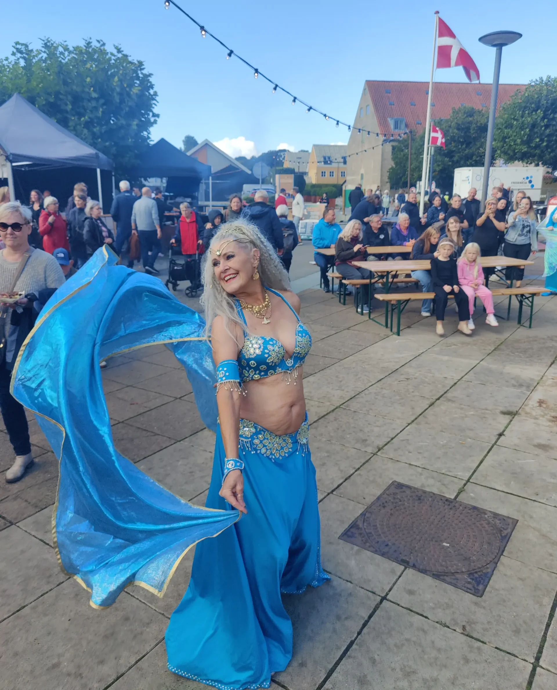 Aziza danser solo ved Fredericia Food Festival på J.B. Nielsens Plads