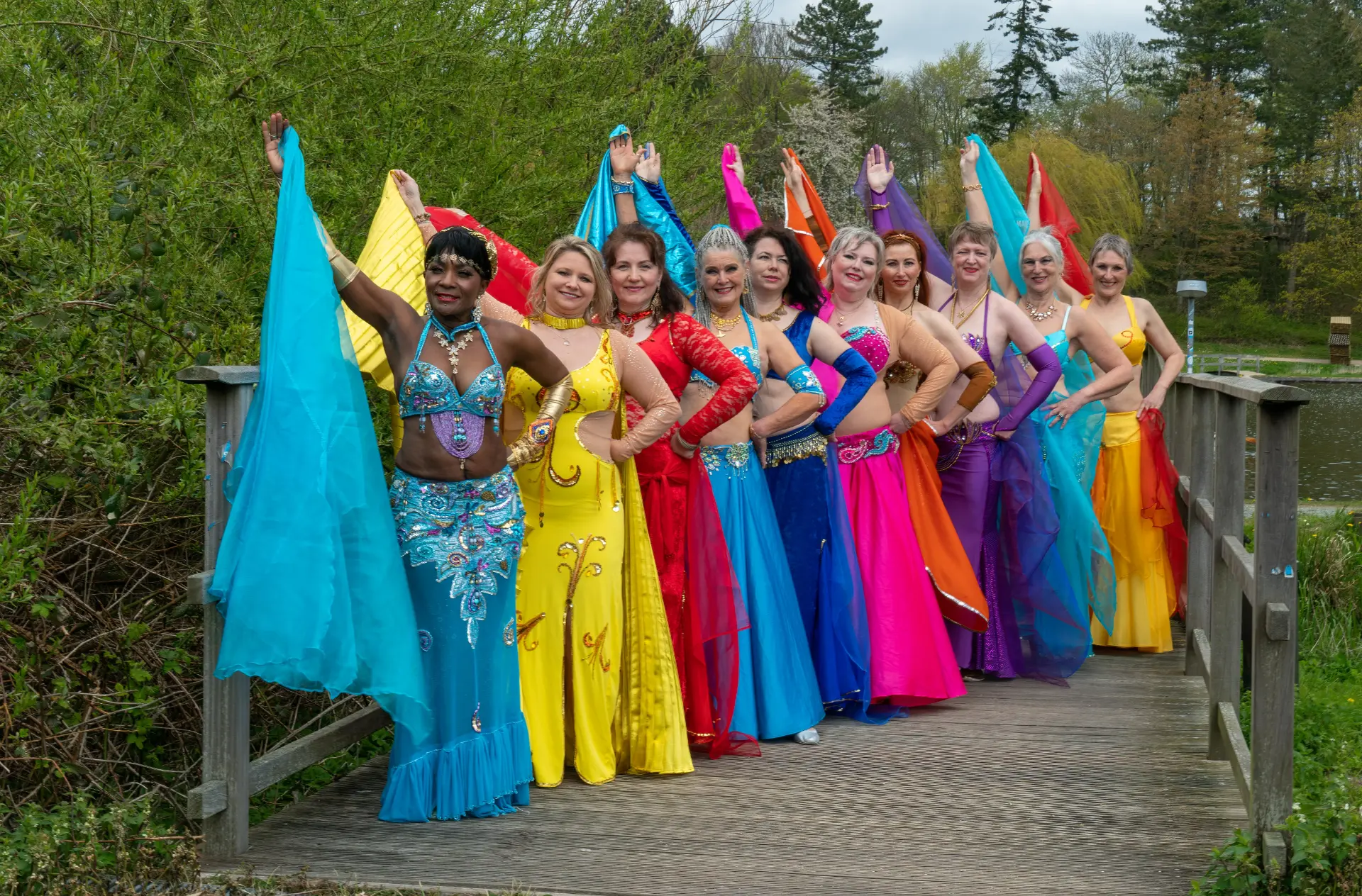 Mavedans på stribe, alle farver er velkomme i vores fællsskab