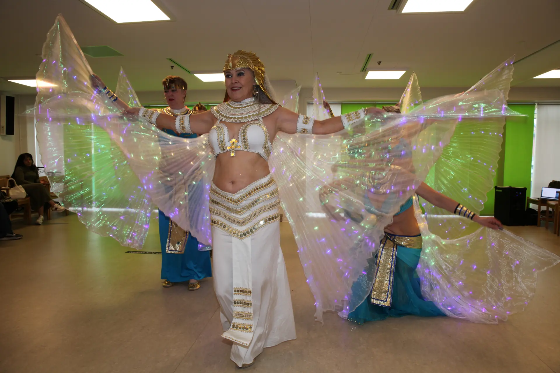 Aziza i Kleopatra-kostume under deres optræden ved Bellydance Dream Hafla 2025