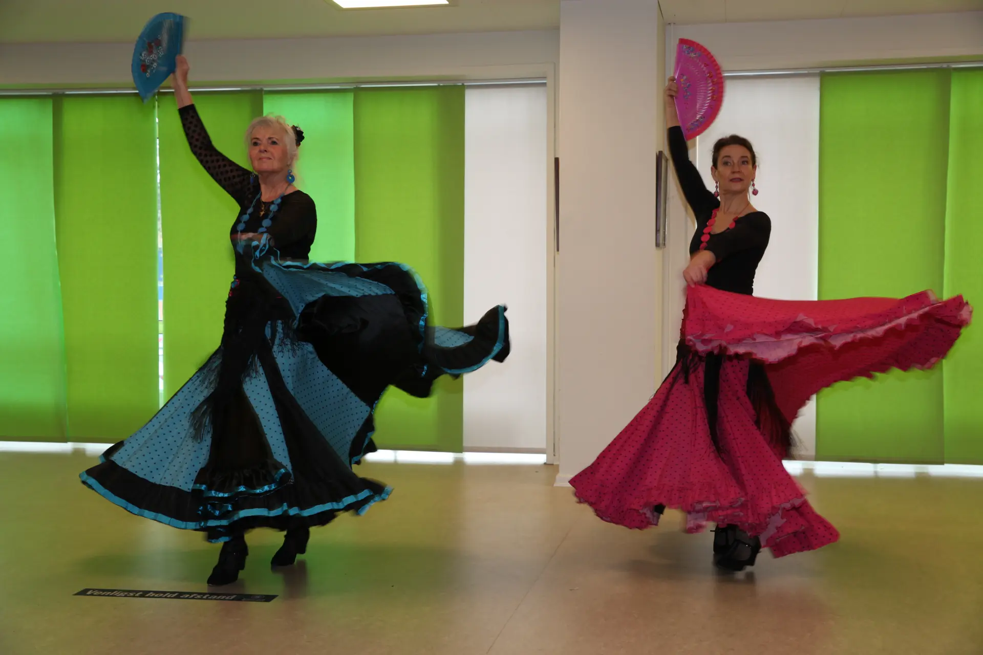 Duoen Flores de la Luna i spanske sigøjnerkostumer med store flæseskørter og vifter ved Bellydance Dream Hafla 2025.