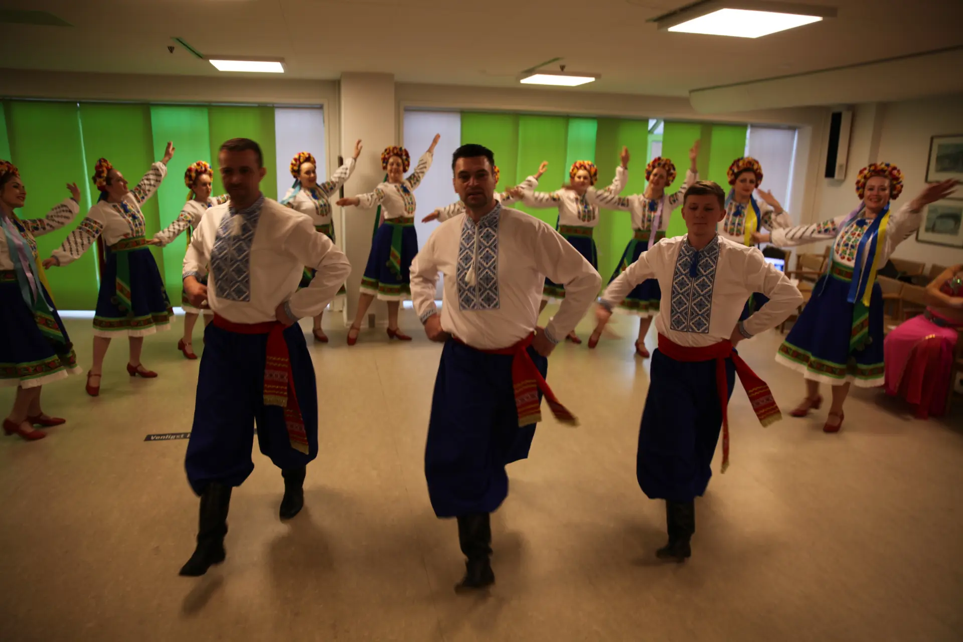Dansegruppen Kalyna i farverige ukrainske nationaldragter fremfører traditionel folklore med hvedebrød og akrobatisk dans ved Bellydance Dream Hafla 2025.