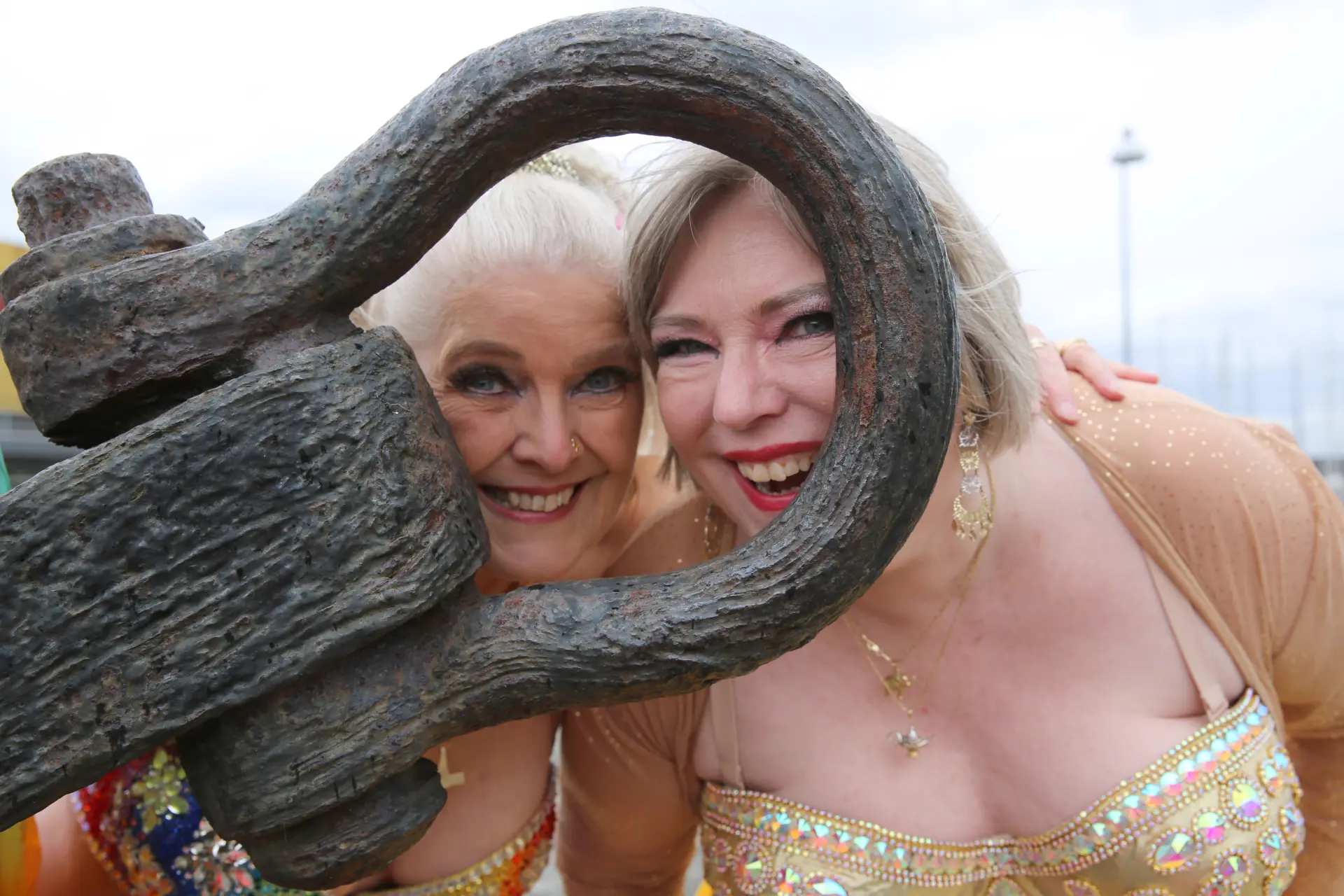 Aziza og Farida kigger gennem ankerets sjækeløjet.