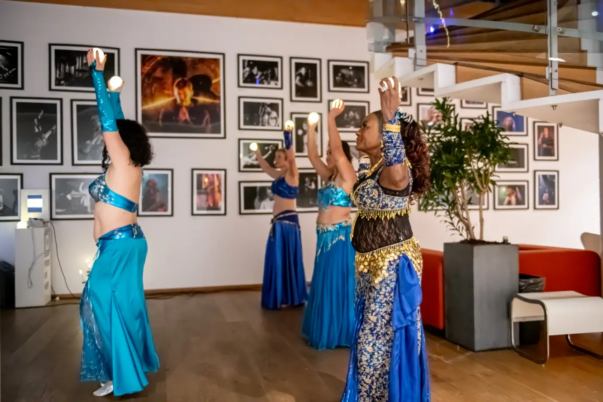 Ensemble Amira mavedans under Ash Gegeleri trommesolo med lysende kugler, Kolding Light Festival 2025 på Kolding Bibliotek.