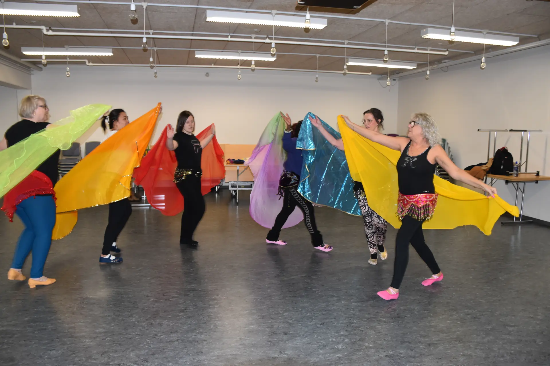 Mavedansere fra Ensemble Amira der træner koreografi i Vejen