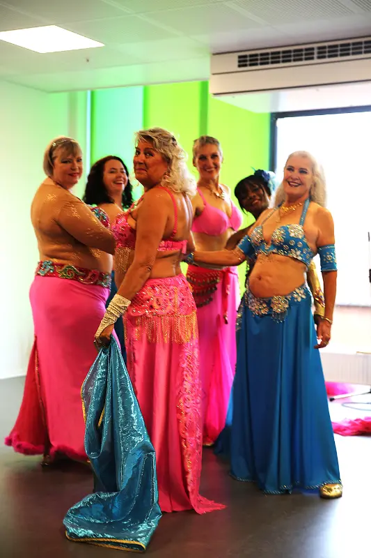 en kreds af mavedansere