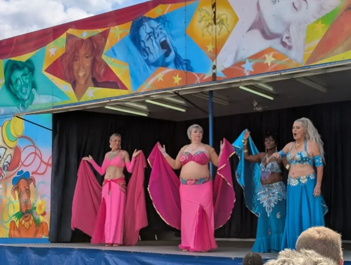 4 mavedansere gøre klar til at danse på en tivoli-blokvogn