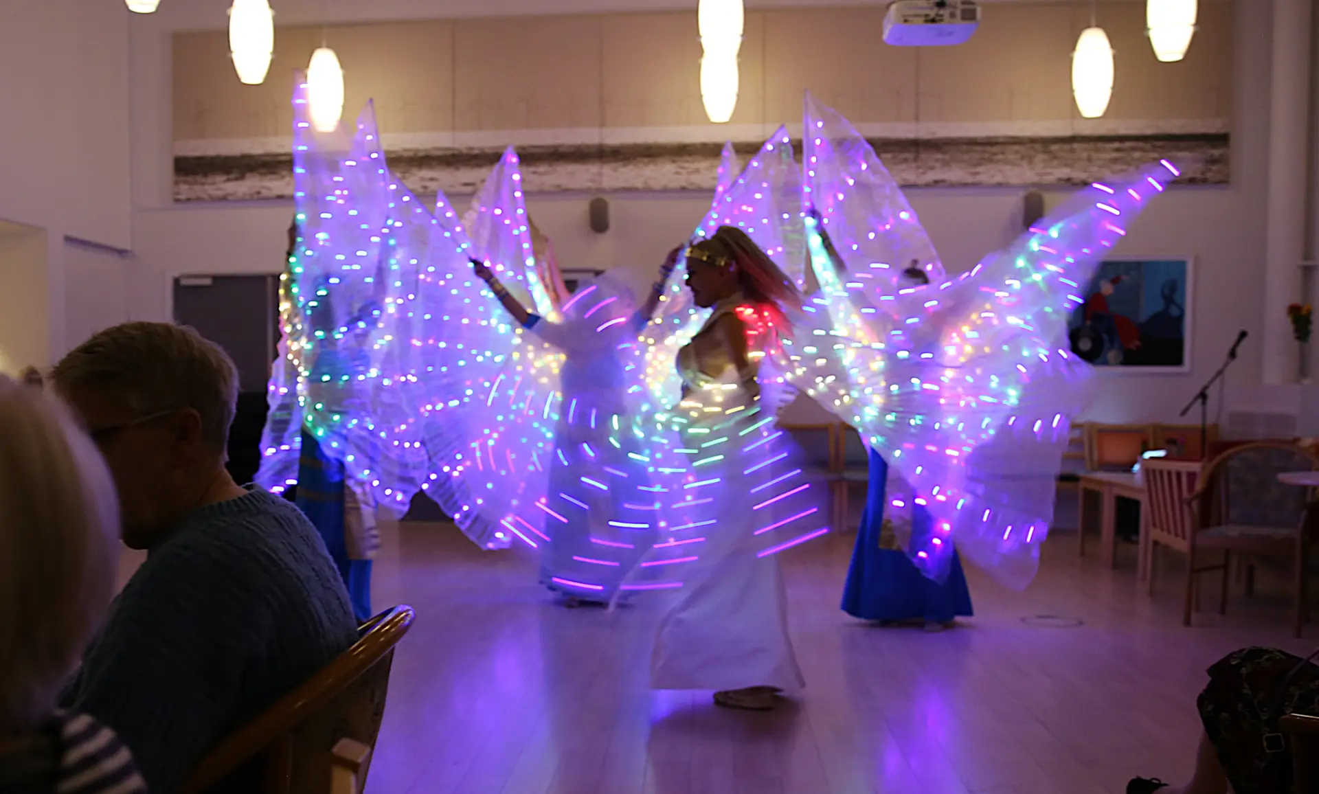 Ensemble Amira danser Kleopatradans med lysende Isis‑Wings