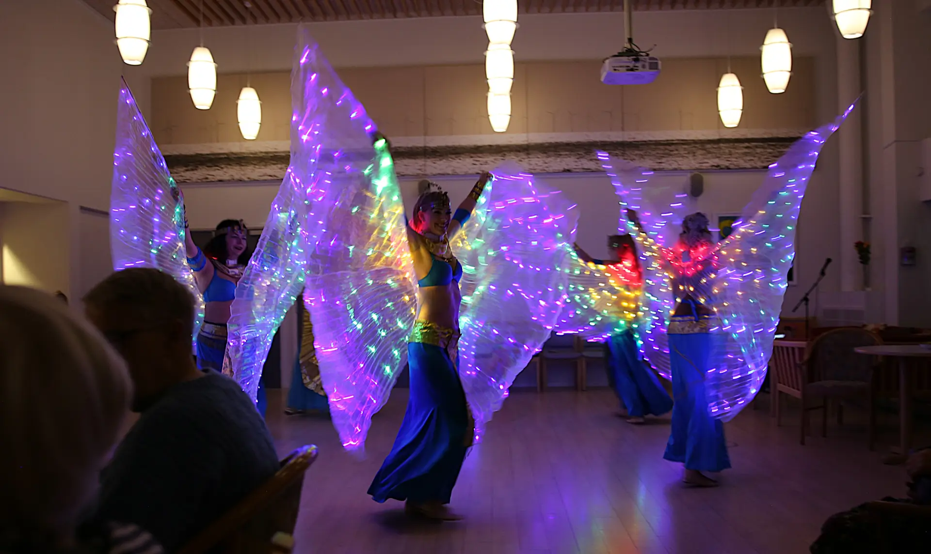 Gruppeoptræden med isiswings i ægyptiske kostumer fra Old Egypt.