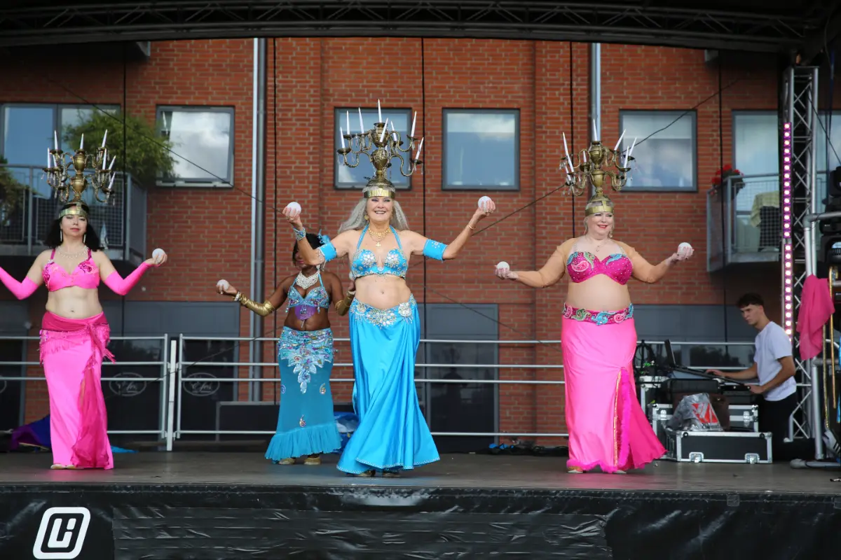 Dansere balancerende shamadan kandelabre på hovedet