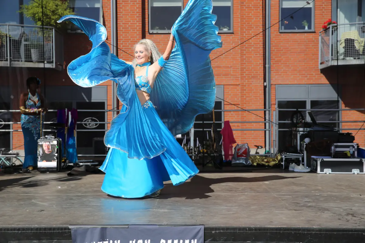 Aziza med vingerne brusende om sig på den store scene