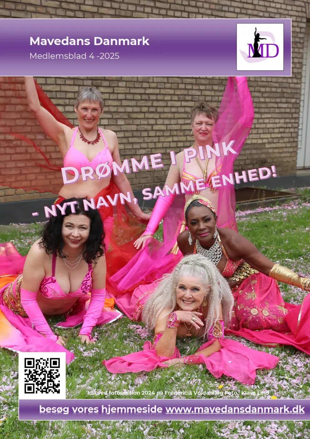 Forsiden på MD medlemsblad med 5 mavedansere i pink liggende i en bunke