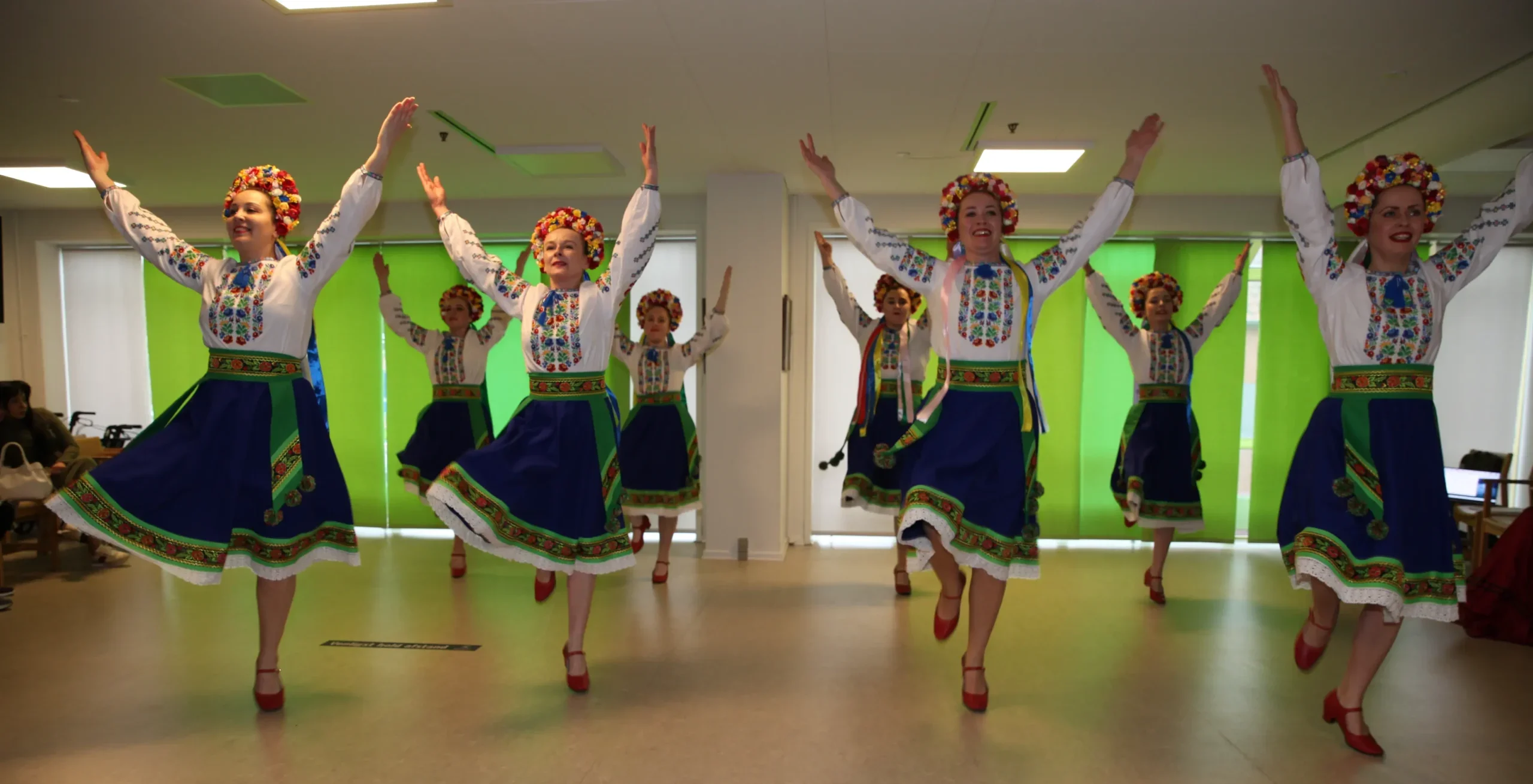 Den ukrainske dansegruppe Kalyna danser folkedans
