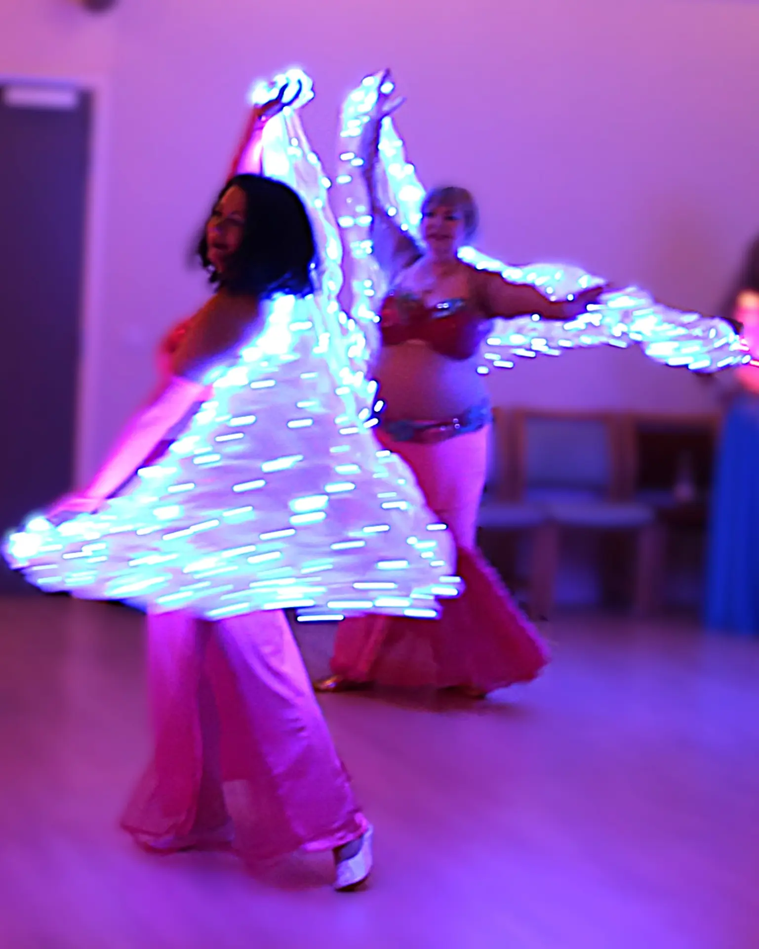 Vera og Fahrida midt i en drejning i Zeina‑koreografien