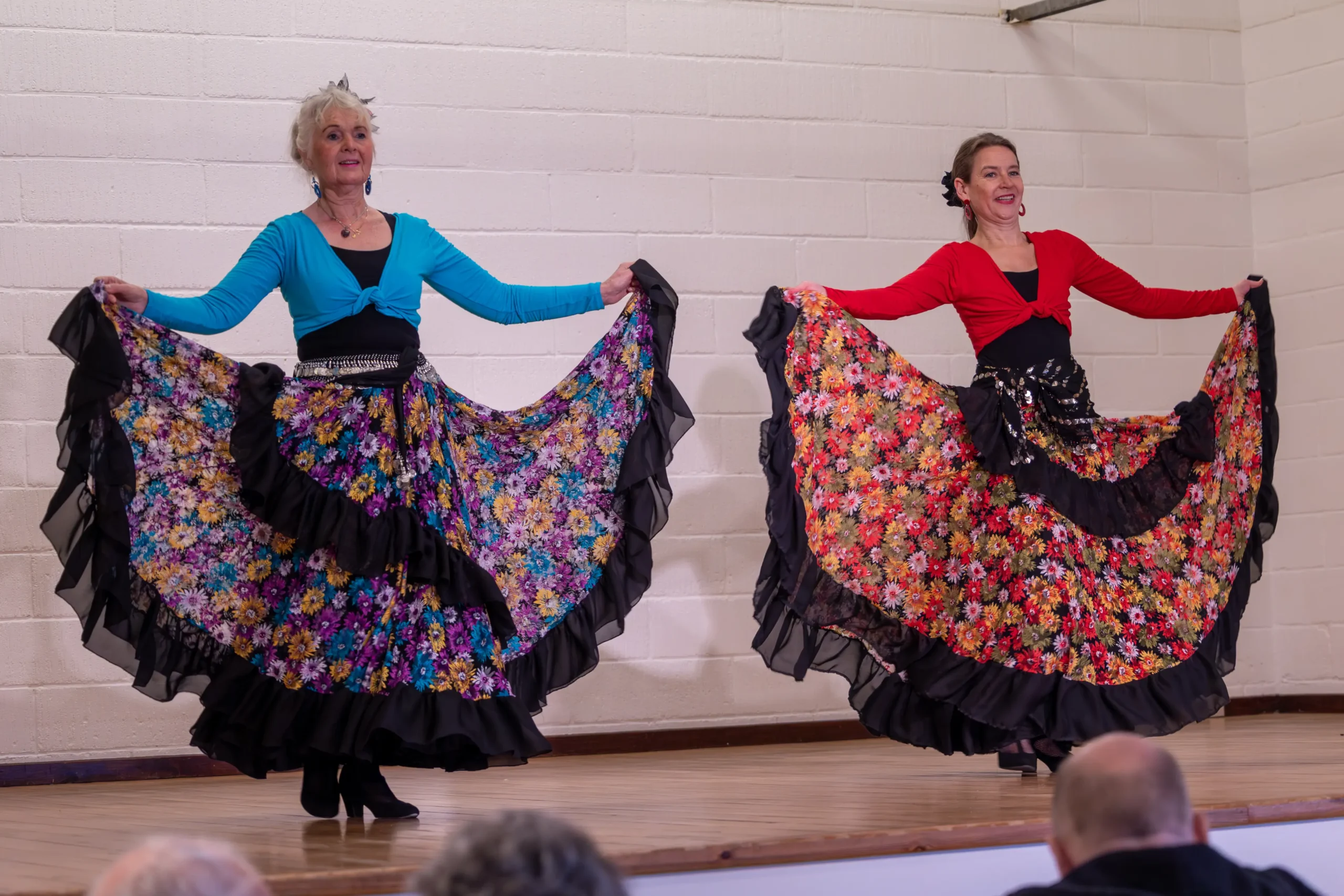 Flores de La Luna i sigøjnerinspireret dans med store blomstrede skørter ved Bellydance Dream Hafla 2026.
