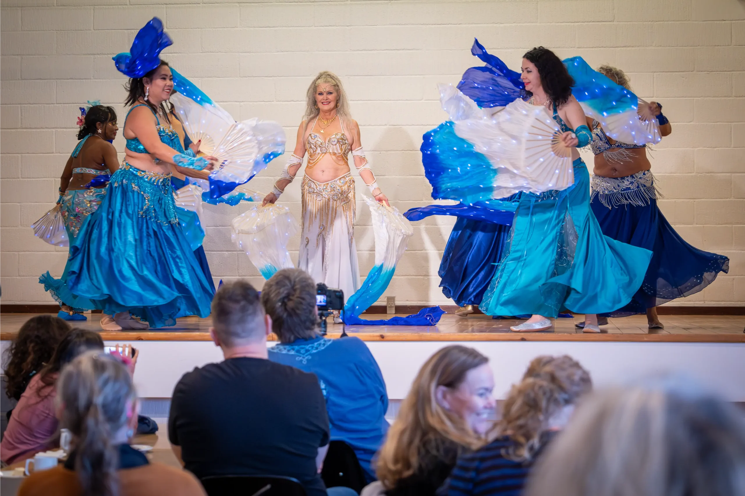 Ensemble Amira i vifteslør‑koreografien ‘Asturias’ med lysende vifter ved Bellydance Dream Hafla 2026.